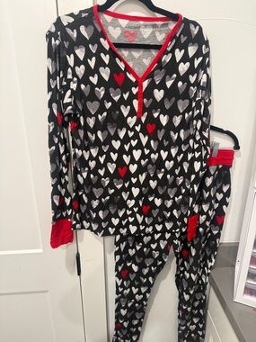 Little Women’s Black Heart-Print Pajama Set- Medium